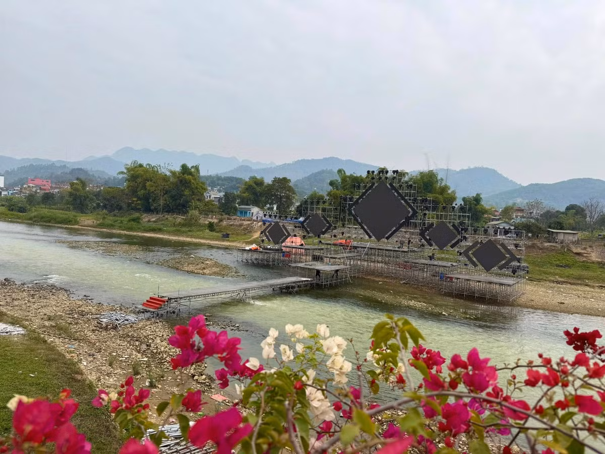 Cụ thể, nickname Hoaban778 cho biết ý kiến cá nhân: "Nhìn cũng sáng tạo đấy nhưng hơi sợ. Chẳng ai nói trước được điều gì, lỡ đang biểu diễn sung quá nhỡ nghệ sĩ trượt chân lao xuống suối thì sao".