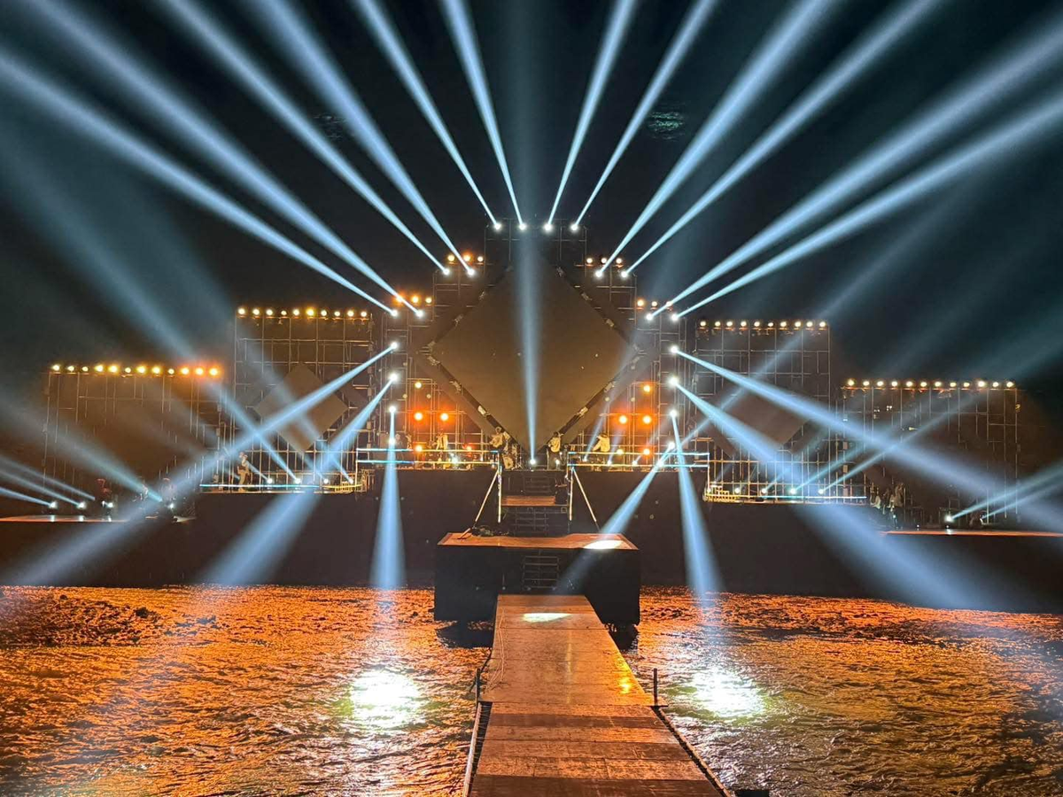 Cũng chính từ địa điểm dựng sân khấu "độc lạ" countdown tại Cao Bằng đã đưa đến 2 luống ý kiến từ dân mạng.