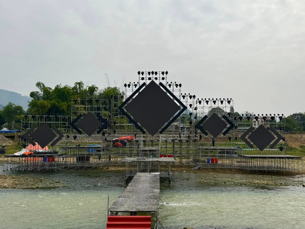 Trái với ý kiến ủng hộ, một bộ phận netizen lại lo ngại việc sân khấu được đặt ở một dòng suối như này sẽ tiềm ẩn nhiều nguy cơ về việc mất an toàn.