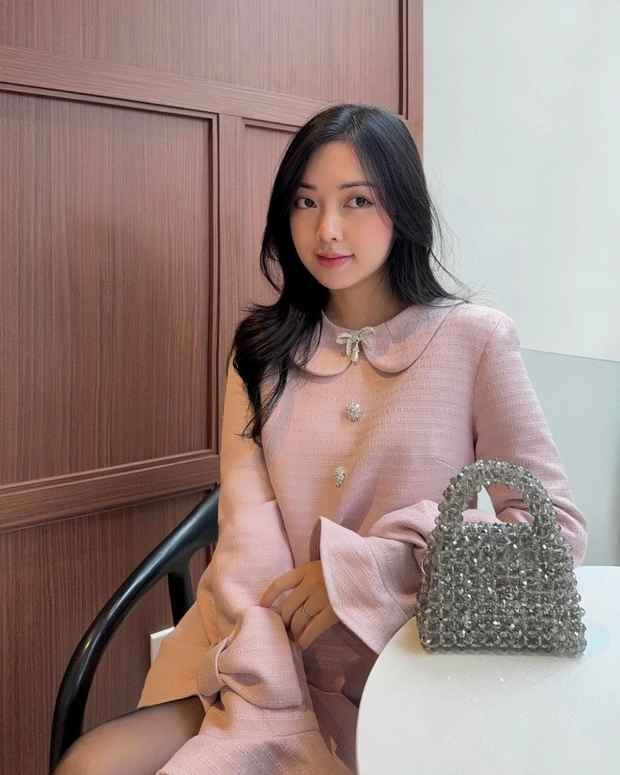 Trước đó, tại đám cưới của Đoàn Văn Hậu và Doãn Hải My vào cuối năm 2023, Mai Hà Trang liên tục lấy tay che bụng, outfit ăn cưới cũng cách điệu để che đi vòng 2, cùng với đó là đi giày bệt thay vì cao gót như cô nàng vẫn hay diện khiến nhiều người nghi vấn bà xã Hà Đức Chinh có tin vui.