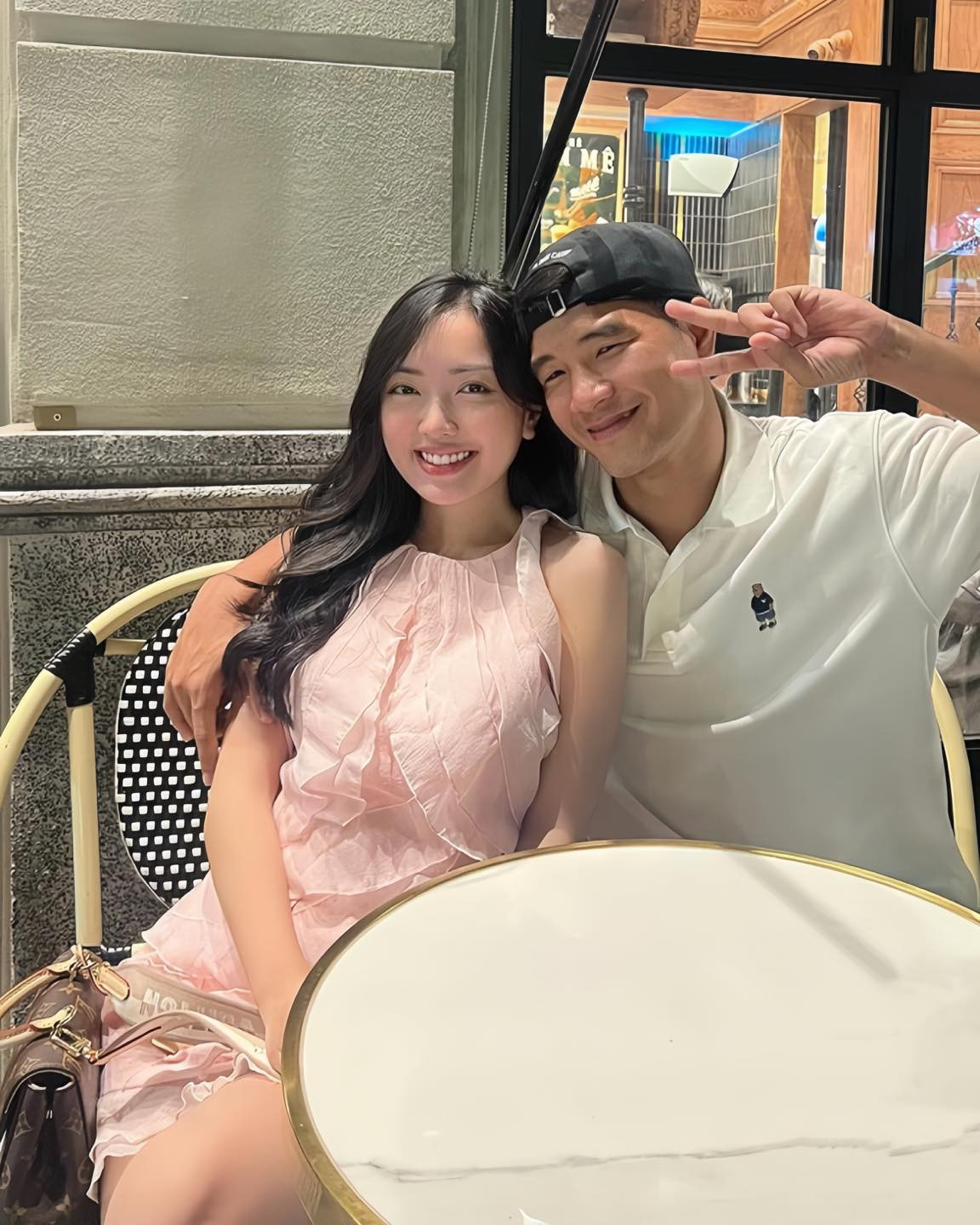 Mặc dù chỉ diện trang phục giản dị nhưng vợ hot girl của Hà Đức Chinh vẫn nhận nhiều lời khen bởi sắc vóc cuốn hút.