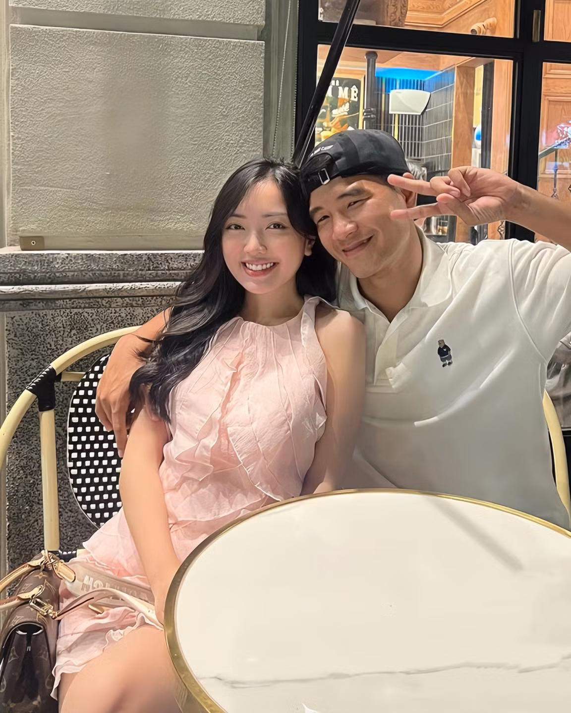 Mặc dù chỉ diện trang phục giản dị nhưng vợ hot girl của Hà Đức Chinh vẫn nhận nhiều lời khen bởi sắc vóc cuốn hút.