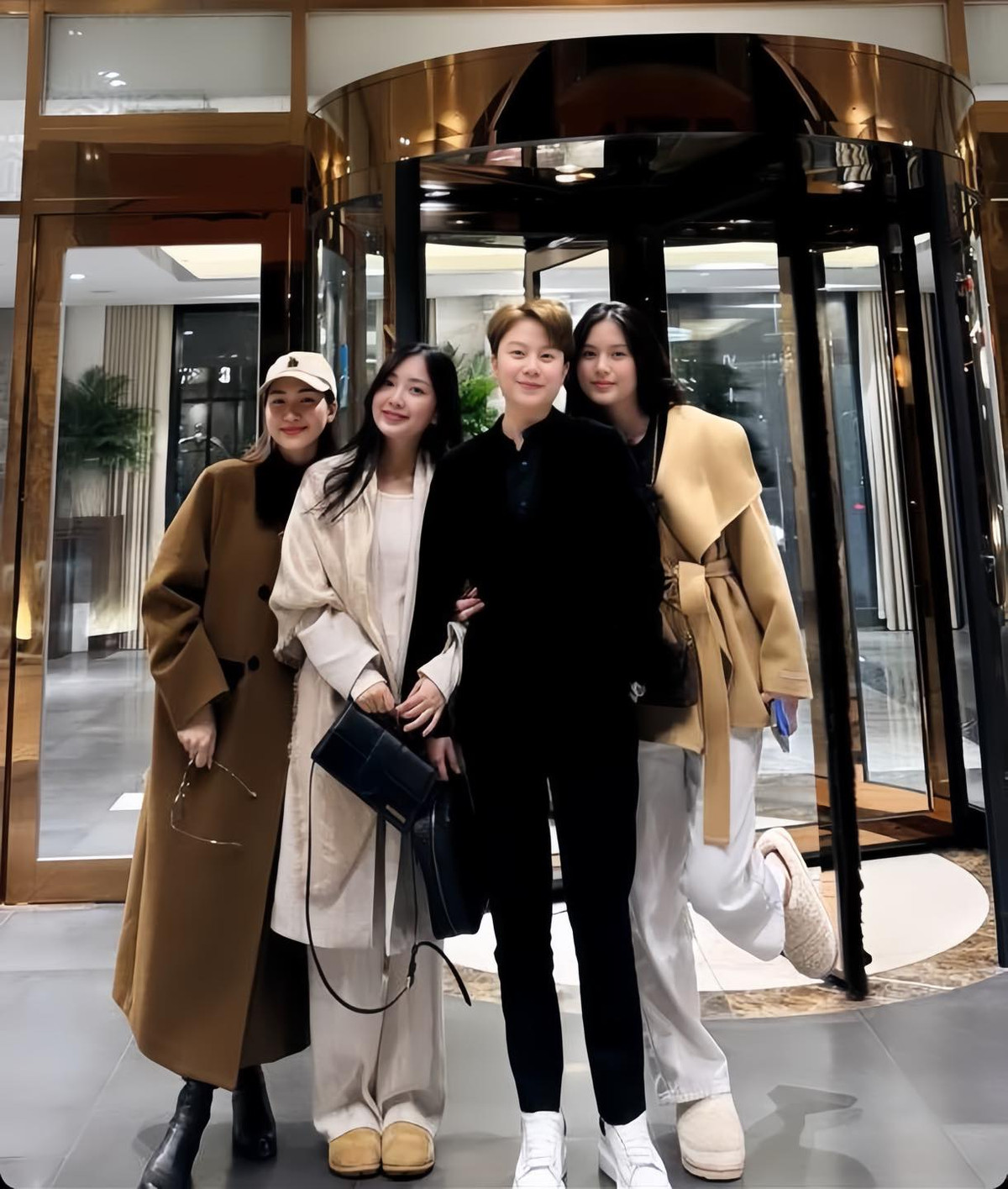 Từ sau bài đăng đó cho tới mới đây, Mai Hà Trang mới lần đầu lộ diện, khoe visual của “mẹ bỉm”. Người đẹp hội ngộ cùng nhóm bạn thân gồm ca sĩ Hoà Minzy, diễn viên Bảo Hân và Uyên Kem - bà xã cầu thủ Thành Chung.