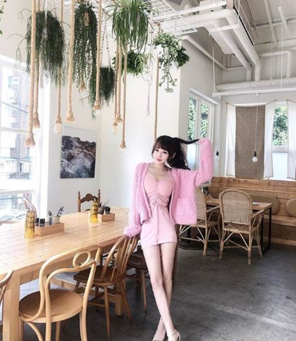 Trên trang cá nhân, Lý Di Đình thường xuyên đăng tải những bức ảnh nóng bỏng khoe sự quyến rũ của bản thân trên trang Instagram cá nhân.