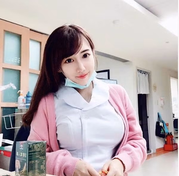 Năm nay 24 tuổi, Lý Di Đìnhcó biệt danh trên mạng xã hội là Elle. Cô nàng may mắn được trời phú cho vẻ đẹp vừa trong trẻo vừa gợi cảm, xứng đáng được xếp vào hàng ngũ những nữ y tá quyến rũ nhất Đài Loan.