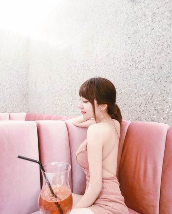 Bộ đồng phục y tá không thể che hết các đường cong gợi cảm, nóng bỏng của cô mà càng làm nổi bật chúng. Ngay sau khi bức ảnh được đăng tải, Lý Di Đình ngay lập tức trở nên nổi tiếng trên mạng xã hội.