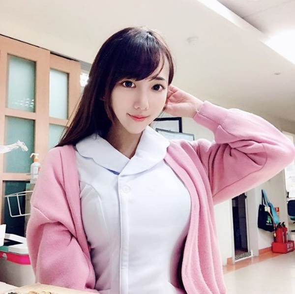 Song nữ y tá tên Lý Di Đình lại là một trường hợp khác. Mới đây, cô nàng này đã đăng một tấm hình tự sướng lên một hội nhóm trên facebook khiến ai nấy đều đứng ngồi không yên.