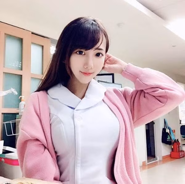 Song nữ y tá tên Lý Di Đình lại là một trường hợp khác. Mới đây, cô nàng này đã đăng một tấm hình tự sướng lên một hội nhóm trên facebook khiến ai nấy đều đứng ngồi không yên.