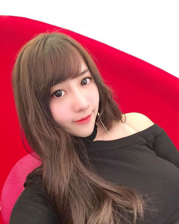 Trong ảnh Lý Di Đình vô cùng quyến rũ ngọt ngào với vòng 1 bắt mắ khiến người xem không thể rời mắt.