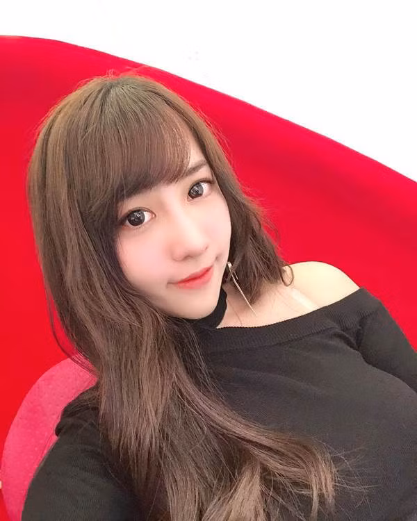 Trong ảnh Lý Di Đình vô cùng quyến rũ ngọt ngào với vòng 1 bắt mắ khiến người xem không thể rời mắt.