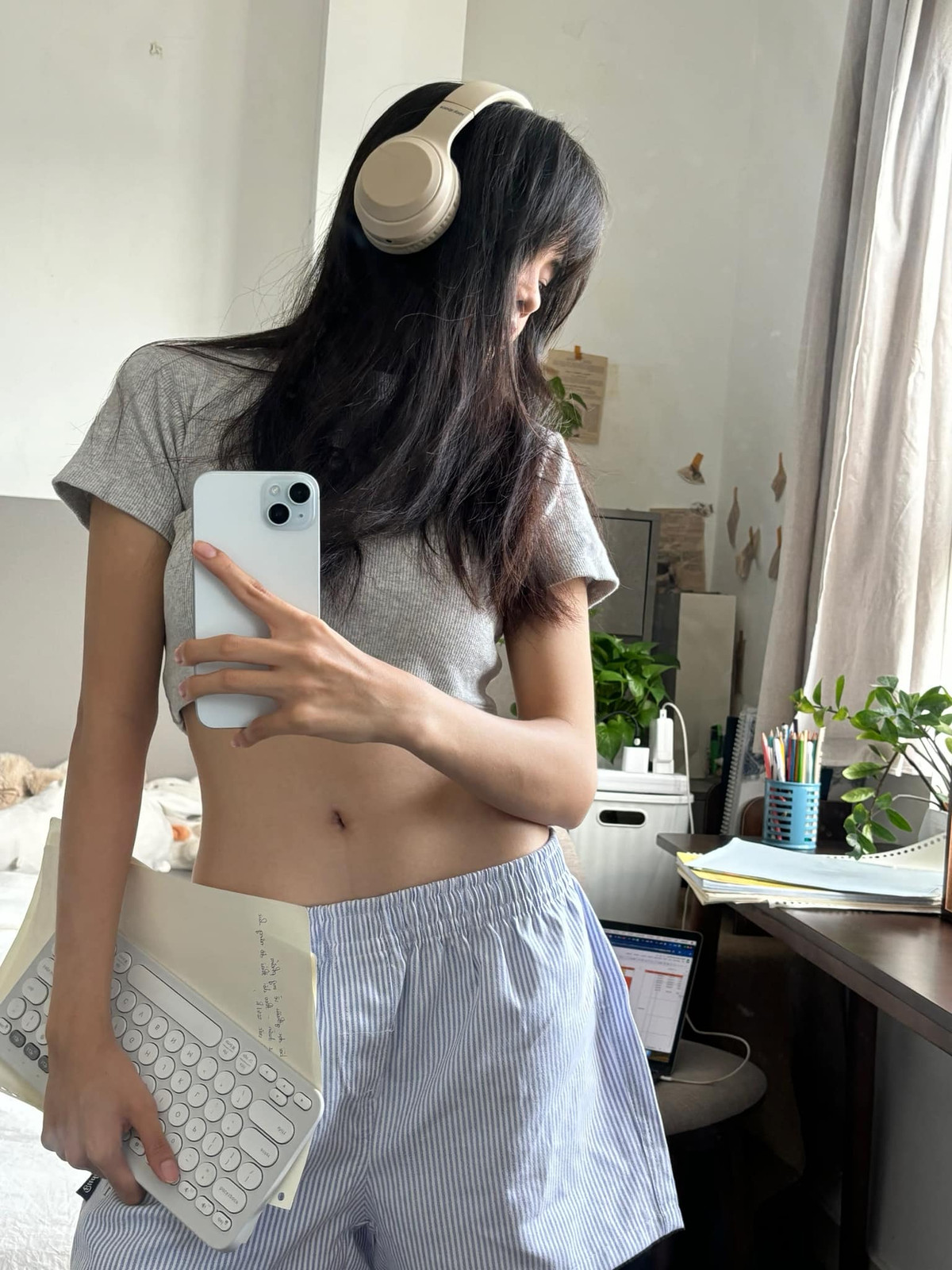 Những hình ảnh khoe da thịt táo bạo thường được Chang Xi ghi lại trong căn phòng riêng. Còn đời thường, cô nàng xuất hiện với diện mạo dễ thương, trong sáng.