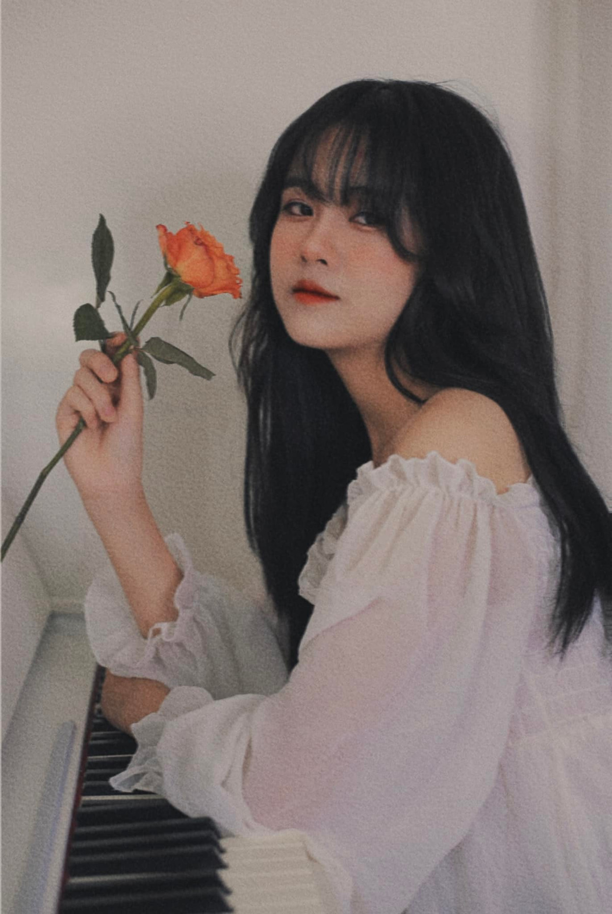 Cụ thể, Chang Xi diện trang phục cắt xẻ táo bạo nên dễ phát hiện ở ngay khu vực nhạy cảm xuất hiện điểm hồng đỏ thu hút sự chú ý.