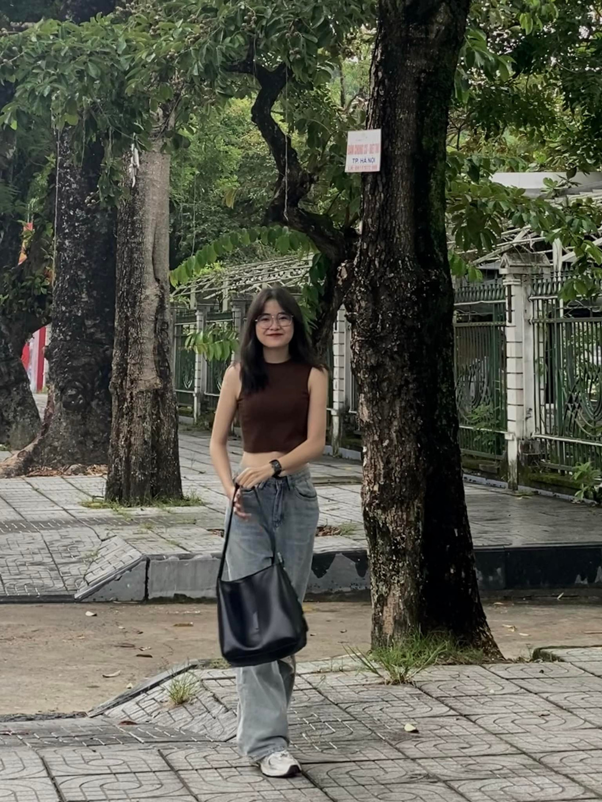 Chính điều trên dấy lên nghi vấn khiến người xem sôi nổi bàn tán xem đây là gì, liệu có phải gái xinh này hớ hênh lộ điểm nhạy cảm hay không.