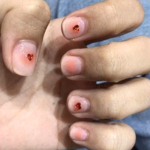 Nguyên văn dòng trạng thái của cô gái như sau: "Làm bộ nail sương sương thế này thôi mà chị chủ hét 310.000đ. Làm nail kể ra cũng nhanh giàu nhỉ!". Kèm theo bài viết là hình ảnh hóa đơn thanh toán tiền và móng tay của cô nàng sau khi làm nail xong.