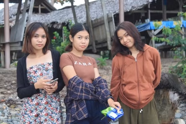 Bẵng đi một thời gian “vắng bóng” trên các diễn đàn mạng xã hội, các cô gái của nhóm “Ba con nhái” đã thông báo trở lại và lợi hại hơn xưa.