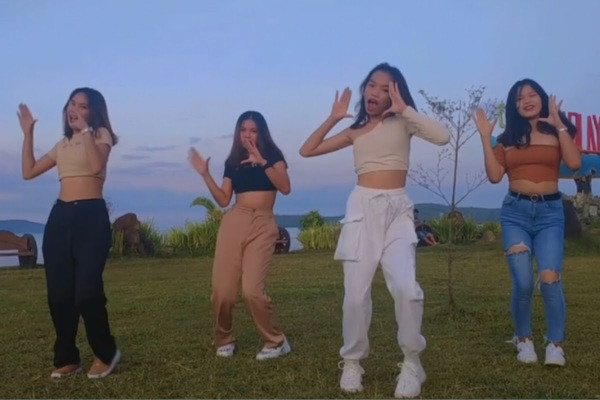 Có thể thấy, trong bức hình các cô bé đã dậy thì và xinh đẹp hơn rất nhiều. Không chỉ có khuôn mặt với đường nét thanh tú, vóc dáng của các thành viên Ponytail Girl cũng rất thon gọn và cao ráo.