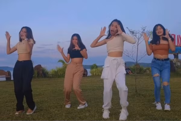 Có thể thấy, trong bức hình các cô bé đã dậy thì và xinh đẹp hơn rất nhiều. Không chỉ có khuôn mặt với đường nét thanh tú, vóc dáng của các thành viên Ponytail Girl cũng rất thon gọn và cao ráo.