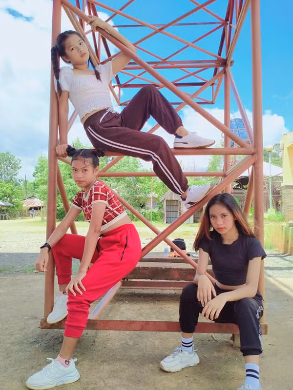 Trên tài khoản mạng xã hội chung của nhóm, các thành viên vẫn chia sẻ những đoạn vũ đạo K-pop hay nhảy TikTok,... Từ trang phục đến kỹ thuật của các thành viên đều được độc giả khen ngợi.