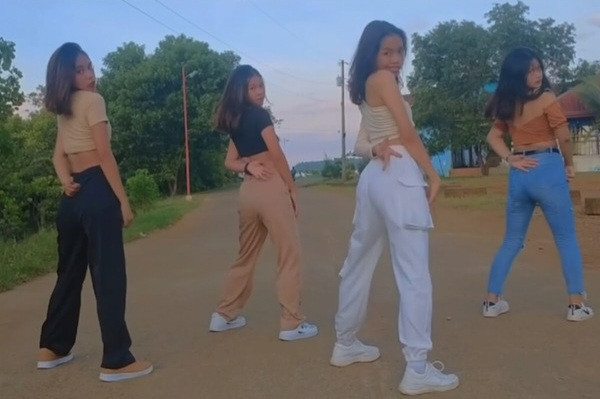 Vào cuối tháng 6 vừa qua, Ponytail Girl đã đăng tải hình ảnh của nhóm lên mạng xã hội với dòng trạng thái thông báo trở lại sau một thời gian không hoạt động.