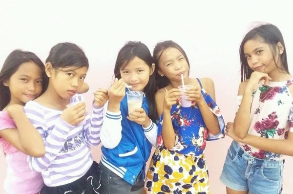 Những MV được quay bằng điện thoại, phông nền chỉ là khung cảnh tại khu vực nơi mà các cô bé sinh sống nhưng chính nhờ thần thái “siêu đỉnh”, Ponytail Girl đã thu hút được sự chú ý của mạng xã hội lúc bấy giờ.