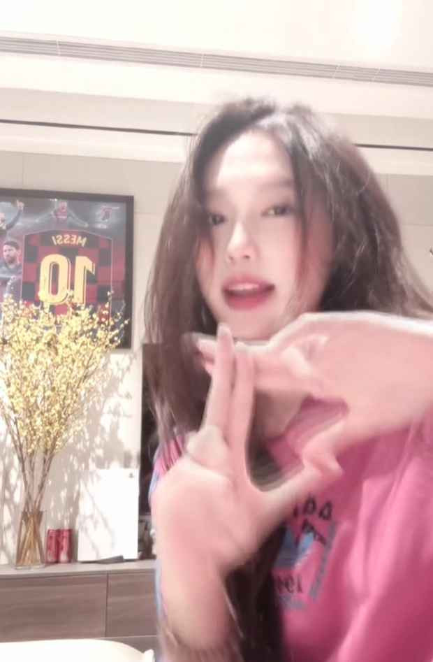 Ảnh selfie góc nghiêng của bà Mai Đoàn gợi nhớ đến những bức ảnh selfie của cô con gái đầu lòng Doãn Hải My.