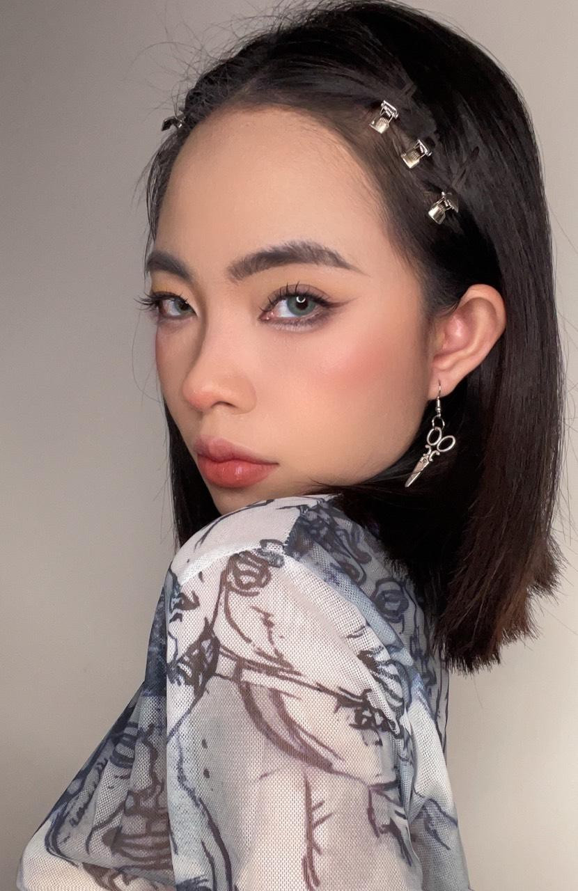 Nội dung trên kênh TikTok của gái xinh 9X - Foxie chủ yếu chia sẻ về làm đẹp. Bởi lẽ Foxie có sở trường là trang điểm và am hiểu về skincare, ngoài ra cô nàng còn có phong cách thời trang sang chảnh bắt kịp xu hướng.