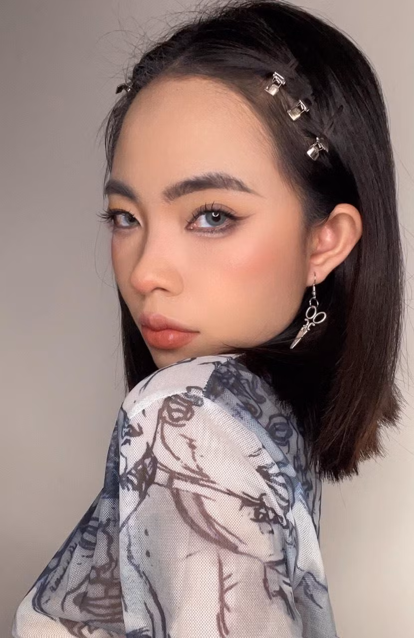 Nội dung trên kênh TikTok của gái xinh 9X - Foxie chủ yếu chia sẻ về làm đẹp. Bởi lẽ Foxie có sở trường là trang điểm và am hiểu về skincare, ngoài ra cô nàng còn có phong cách thời trang sang chảnh bắt kịp xu hướng.