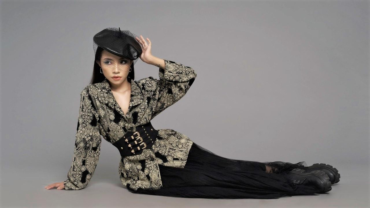 Bắt đầu con đường trở thành beauty blogger từ cuối năm 2019, Foxie trở thành cái tên không còn xa lạ với cộng đồng mạng. Cô nàng khiến netizen phát cuồng bởi sắc vóc cá tính và guu thời trang bắt mắt.