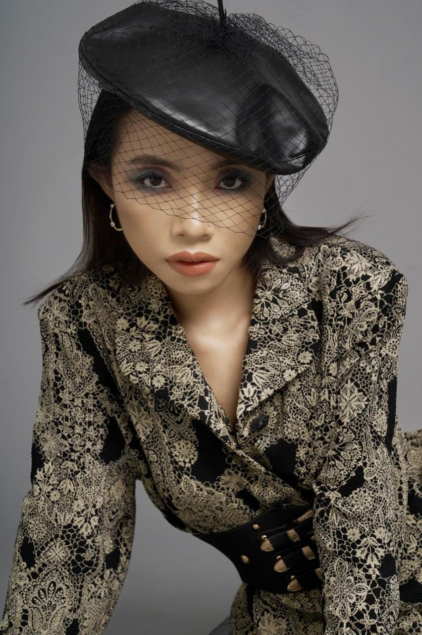 Ngoài video hướng dẫn trang điểm, Foxie cũng sản xuất các clip bắt trend khác với nội dung vui vẻ. Có được những cảnh quay đó, không ít lần cô gái 9X gặp phải khó khăn, và đó cũng là kỉ niệm đáng nhớ với nữ TikToker.