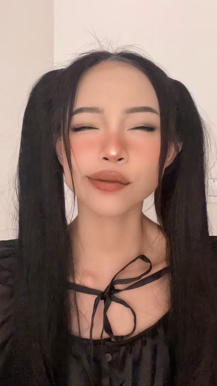 Khi được hỏi về lý do trở thành một beauty blogger, Foxie chia sẻ: “Lí do khiến mình quyết định trở thành một beauty blogger chính là vì khi đăng tải các video lên TikTok, mình đã nhận không ít những bình luận mang tính tiêu cực, từ đó mình quyết định phải thay đổi...