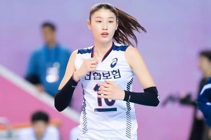 Điều đáng nói là Kim Yeon Koung vẫn đang ở đỉnh cao phong độ và nhận mức lương 800 triệu won/năm (tương đương 14 tỷ VND), con số cao nhất trong lịch sử giải bóng chuyền nữ Hàn Quốc.