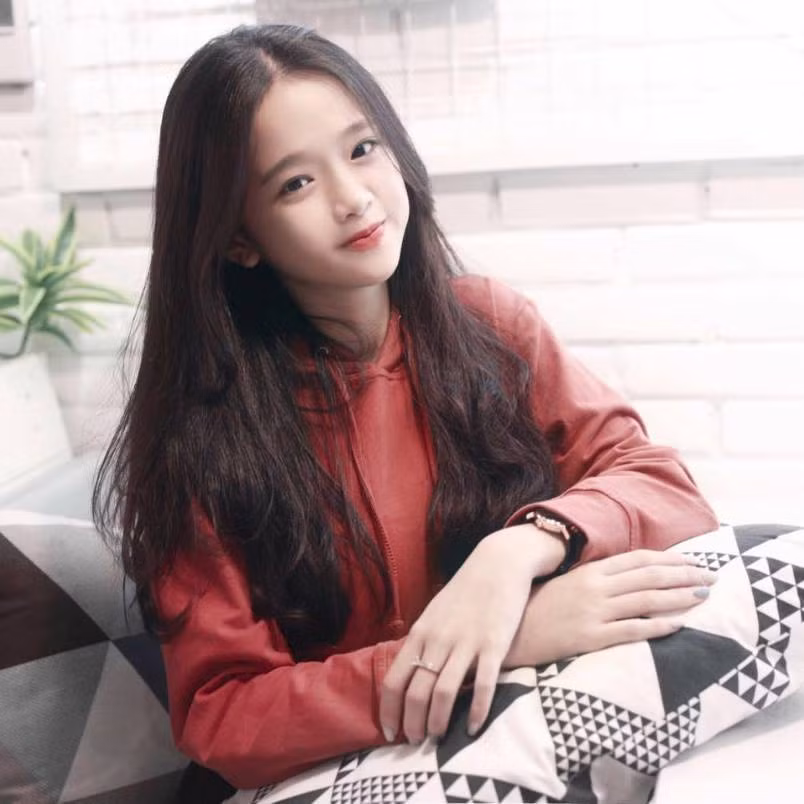 Với tiêu đề "LET’S MEET MỠ: Giống loài 'chân ngắn đít to' xâm chiếm và đô hộ trái tim Linh Ka", Linh Ka đã kể lại cơ duyên gặp gỡ giữa Bé Mỡ và mình.