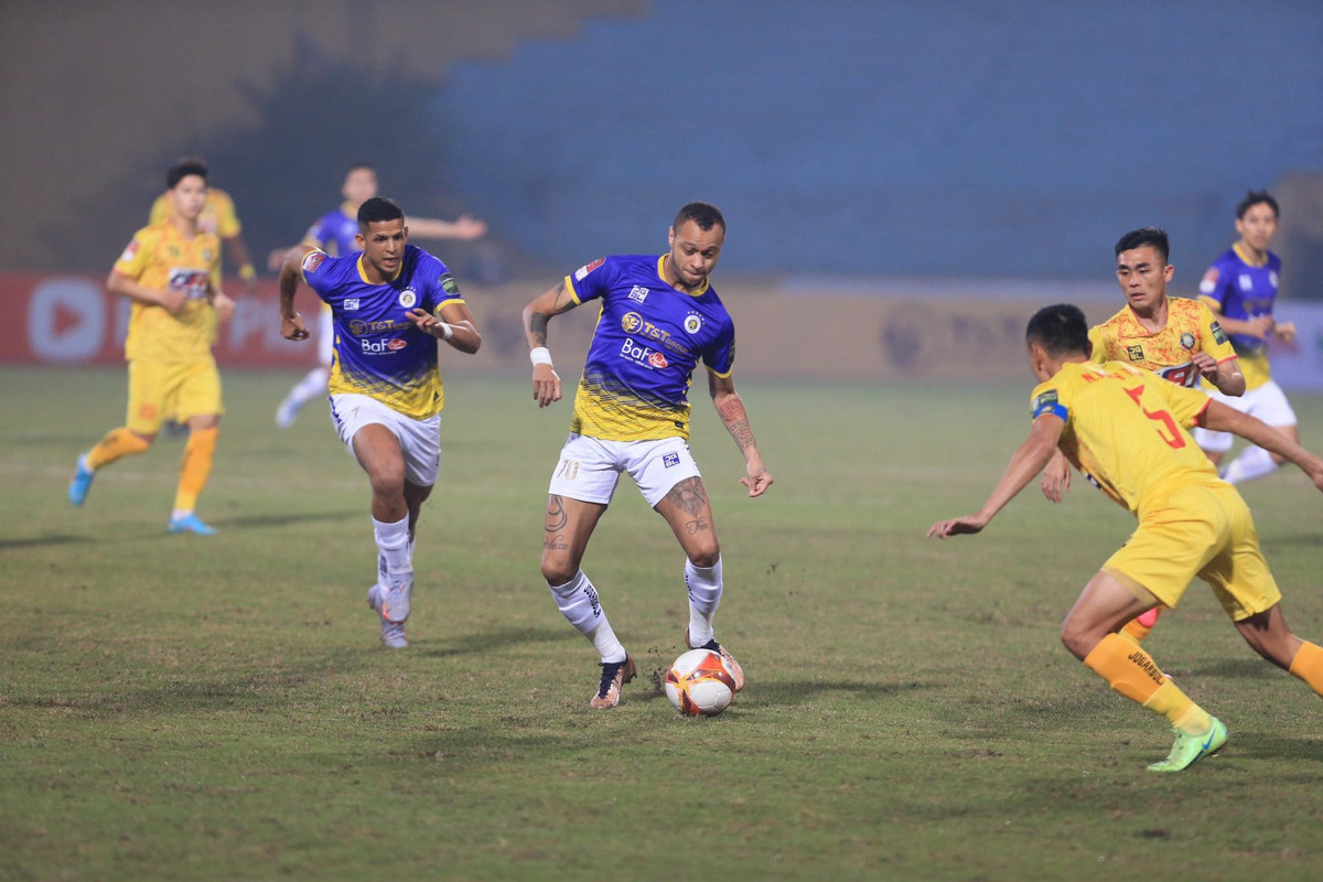 Cam chan nhau, Ha Noi va Thanh Hoa chia nhau ngoi dau V-League 2023