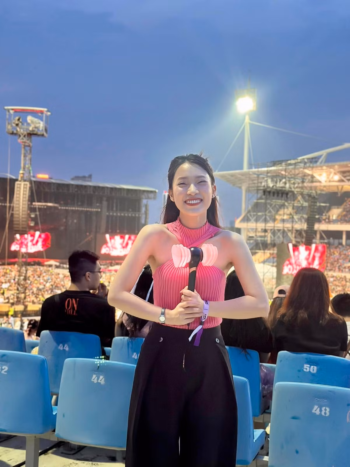 Đứng dưới khán đài, MC Khánh Vy không thể kiềm chế cảm xúc khi chứng kiến màn biểu diễn của BLACKPINK.