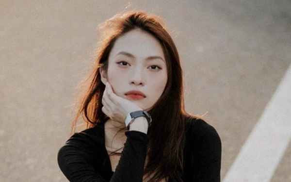 Còn nhớ, Khánh Vy bắt đầu nổi tiếng khi còn đang là học sinh cấp 3 THPT Chuyên Phan Bội Châu. Việc nỗ lực duy trì thành tích học tập tốt khi bỗng dưng nổi tiếng, đã là một điều chẳng dễ dàng. Thế mà cô bạn không chỉ giữ được sự tập trung trong việc học còn đạt giải 3 HSG Quốc gia. Với thành tích này, đồng nghĩa với việc nữ MC Đường lên đỉnh Olympia này được tuyển thẳng vào một số trường nhưng cô vẫn tiếp tục luyện để thi Đại học.