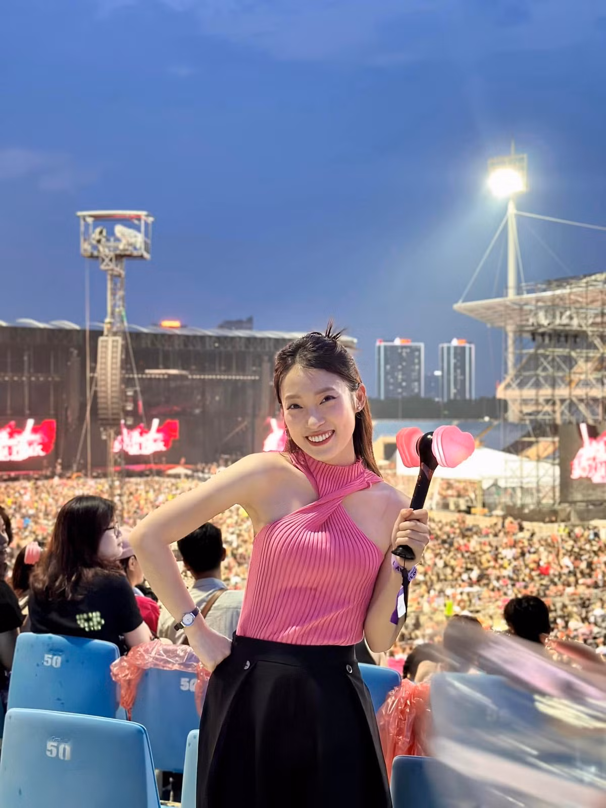 Tối 29/7, đêm đầu tiên trong Born Pink World Tour của BLACKPINK đã chính thức diễn ra tại Hà Nội. Kết thúc đêm diễn, 4 thành viên của nhóm "hồng đen" đã trình bày 20 ca khúc và nhận được sự ủng hộ nhiệt tình của khán giả Việt.