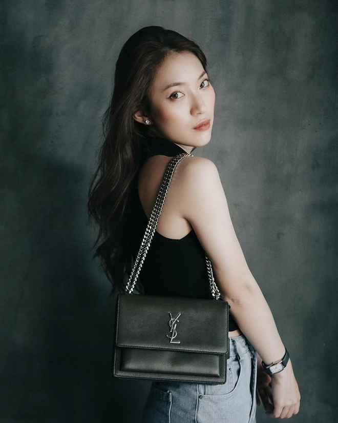 Thế nhưng, thực tế chỉ ra rằng hiện tượng mạng mới chính là chiếc bập bênh đặt Khánh Vy vào thế hoặc là bật cao hơn nữa, hoặc là chìm nghỉm chẳng ai biết nếu thật sự không có nỗ lực và tài năng.