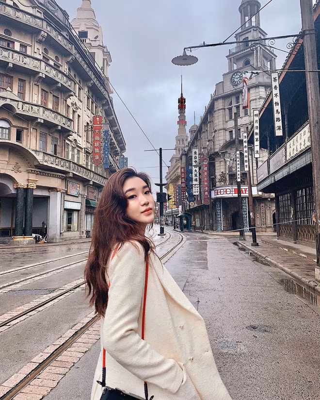 Săm soi trang cá nhân của Phonnie, ngoài những hình ảnh làm bánh và rạng rỡ đi du lịch khắp nơi, chưa có dấu hiệu nào cho thấy rich kid Lào này đã có bạn trai.