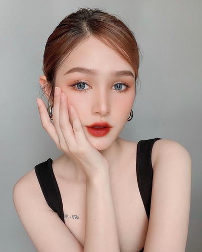 Đa phần đều cho rằng Xoài Non làm thế là không đúng, trong khi người khác không có mà mua thì gái xinh lại đi tích trữ nhiều đến mức 1 tủ không đựng hết phải cất sang tủ khác.