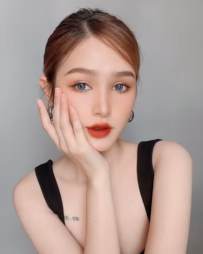 Đa phần đều cho rằng Xoài Non làm thế là không đúng, trong khi người khác không có mà mua thì gái xinh lại đi tích trữ nhiều đến mức 1 tủ không đựng hết phải cất sang tủ khác.