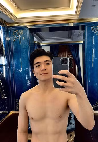 Ở bức hình cho thấy, con trai bầu Hiển sở hữu cơ thể khá săn chắc.