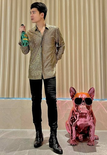 Sau đó, vị thiếu gia này tiếp tục sang Anh, lấy bằng Thạc sĩ liên quan chuyên ngành và làm việc tại một ngân hàng lớn ở nước ngoài.