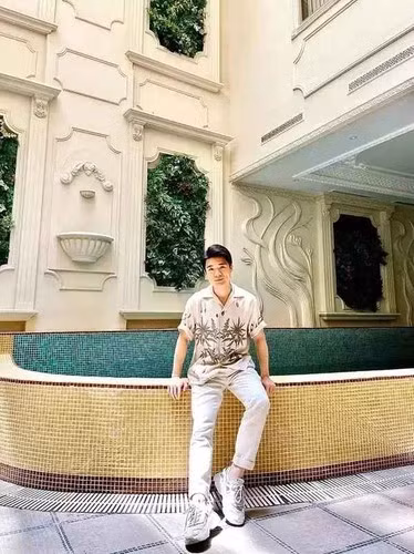 Dân mạng liên tục xuýt xoa trước ngoại hình của con trai cả nhà bầu Hiển.