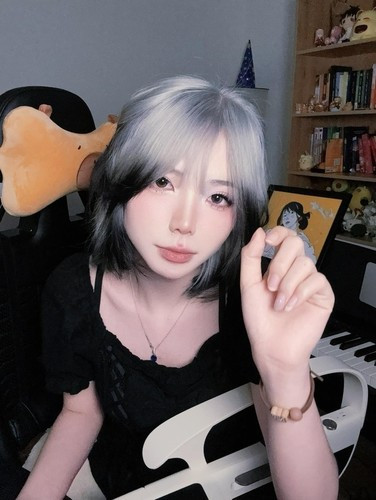 Áo quần, kiểu tóc, cách trang điểm nhẹ nhàng và vẻ ngoài tươi tắn đã làm cho Remind trở nên nổi bật hơn. Nói không ngoa, cô nàng giờ đây là hình mẫu lý tưởng mà nhiều người hâm mộ mong muốn theo đuổi.