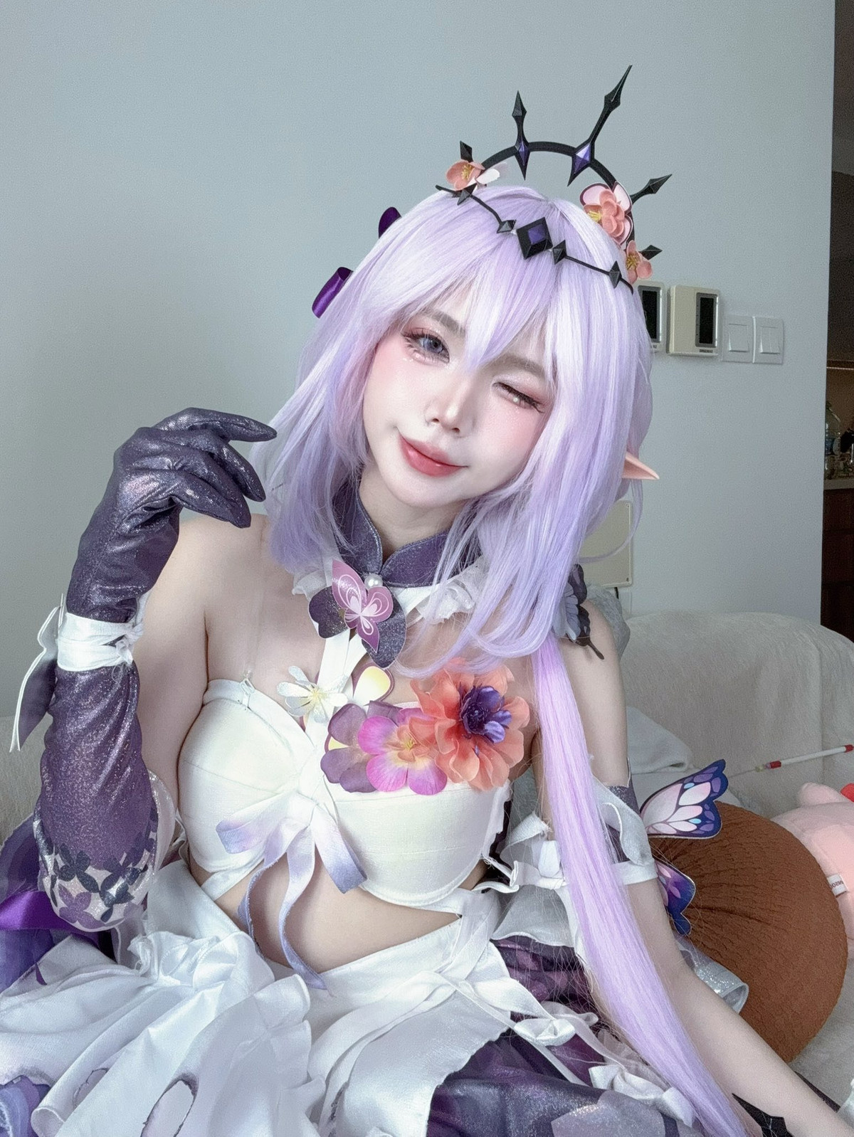 Không chỉ riêng outfit chuẩn chỉnh mà biểu cảm và khí chất của Remind mới là điều khiến fan “ngã mũ thán phục”.