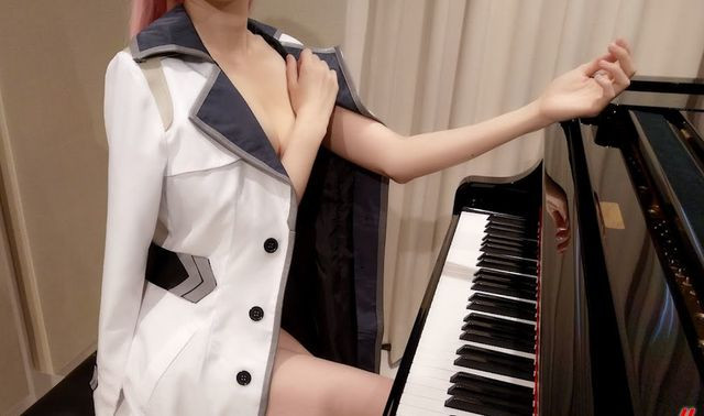 Điểm đặc biệt của Pan Piano so với nhiều kênh Youtube âm nhạc khác là cách cô cosplay nhân vật vô cùng táo bạo, tận dụng phô bày đường cong quyến rũ của cơ thể.