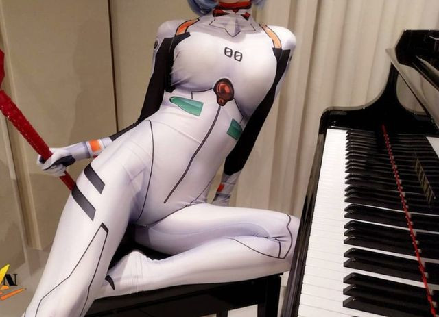 Theo clip có thể thấy, Pan Piano hóa trang thành nhân vật chính "Uzumaki Naruto" trong anime "Naruto" (truyện tranh Nhật Bản), đôi tay của cô là những tuyệt chiêu đặc trưng của ninjutsu.