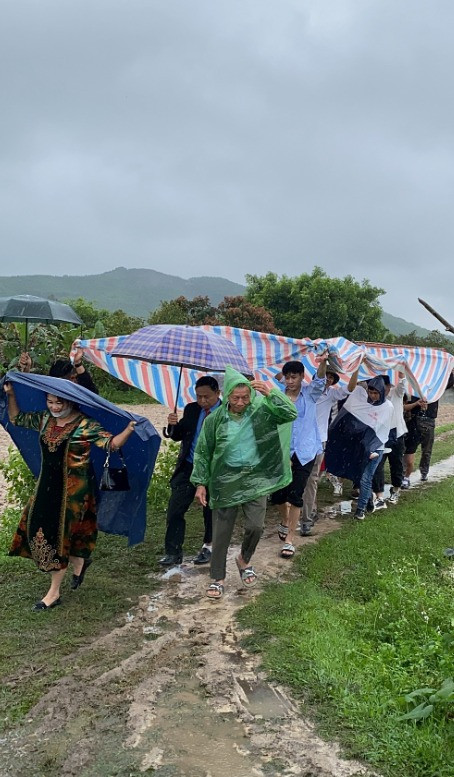 Cả đoàn đón dâu phải sẵn quần để vượt qua các vũng lầy.