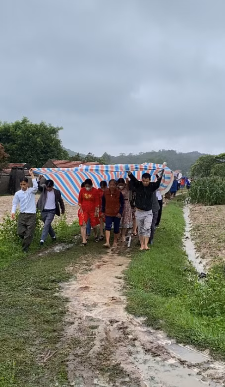 Đám cưới ngày mưa khổ nhất là việc đi đón dâu và phải đi qua đoạn sình lầy.