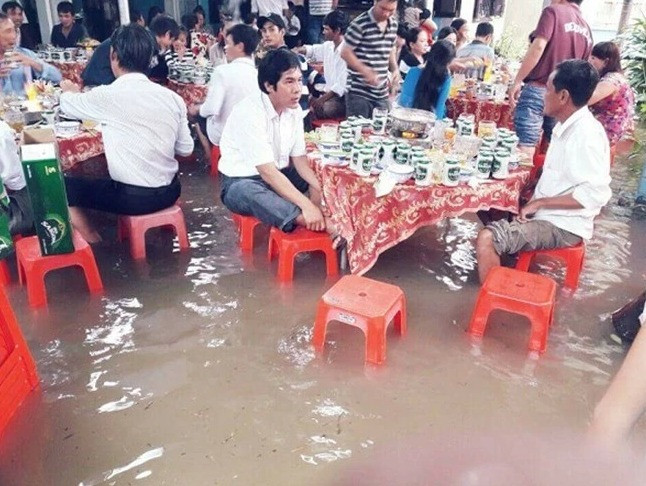 Chẳng mấy khi được ăn cỗ đám cưới theo phong cách độc đáo như thế này.